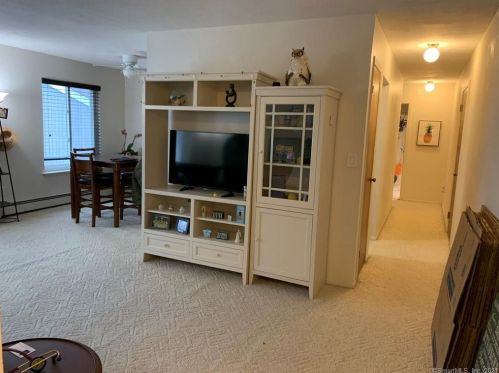 61 Ameridge Dr, Bridgeport, CT 06606-6037