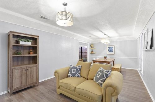 1502 Meadow Glen St, Richardson TX  75081-2541 exterior