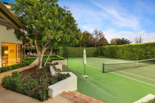 5242 Amestoy Ave, Van Nuys CA 91406-2112 exterior