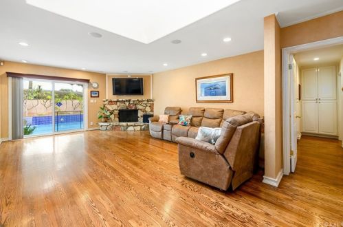 832 Stevely Ave, Long Beach CA 90808-4438 exterior