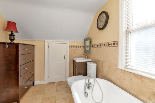 94 Waldorf Ave, Floral Park NY  11003-1519 exterior