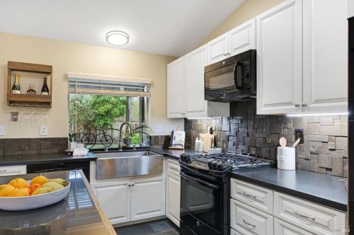 1056 Esparto Ct, Windsor CA  95492-7807 exterior
