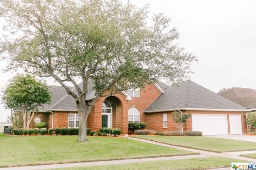 205 Willow Way, Victoria, TX 77904-3850