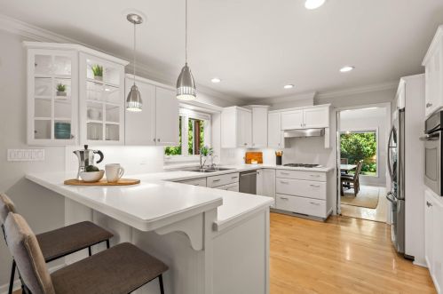 7607 Lake Dr, Milwaukee WI  53217-2909 exterior