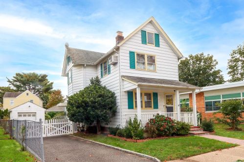 152 Lewis Ave, Westbury, NY 11590-2106