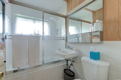 67 Lion Ln, Westbury NY  11590-6330 exterior