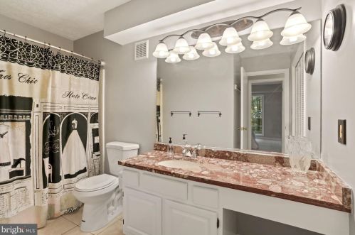 7620 Willow Pt Dr, Falls Church VA  22042-7530 exterior