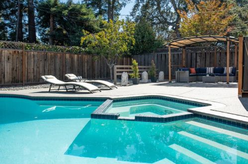 2083 Washington Ave, Redwood City, CA 94061-2521