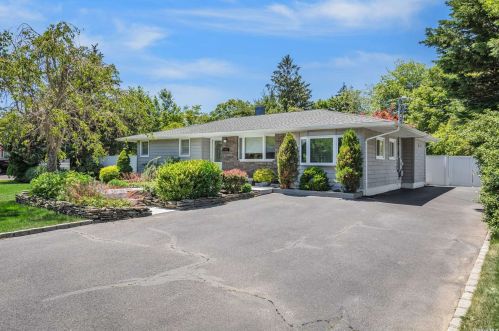 454 Locust Ave, Oakdale, NY 11769-1609