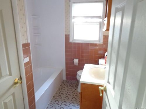 2873 Quinlan St, Yorktown Hgts NY  10598-2700 exterior