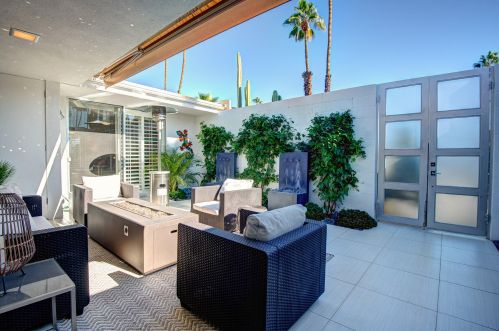 306 Desert Lakes Dr, Palm Springs, CA 92264-5514
