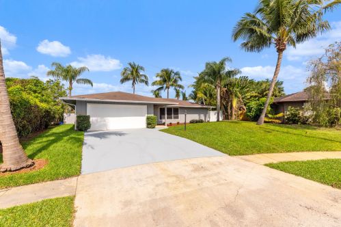 323 Canterbury Dr, West Palm Beach, FL 33407-1322