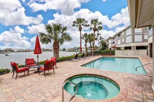 9101 Vanderbilt Dr, Naples FL 34108-2308 exterior