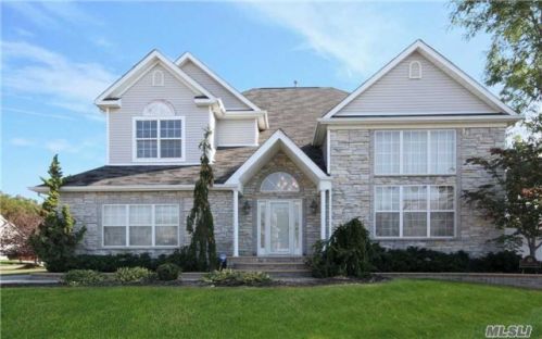 48 Blueberry Ridge Dr, Holtsville, NY 11742-2552
