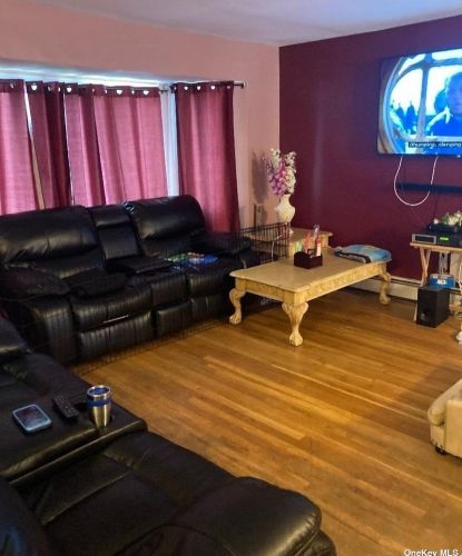 304 2nd St, Deer Park, NY 11729-6613