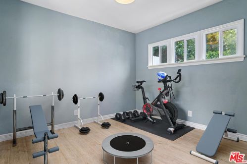 3985 Alta Mesa Dr, North Hollywood CA  91604-4010 exterior