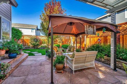1290 Pedroncelli Dr, Windsor, CA 95492-6892