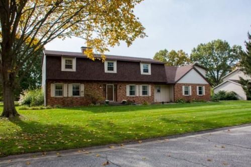16366 Fox Cross Dr, Granger, IN 46530-9735