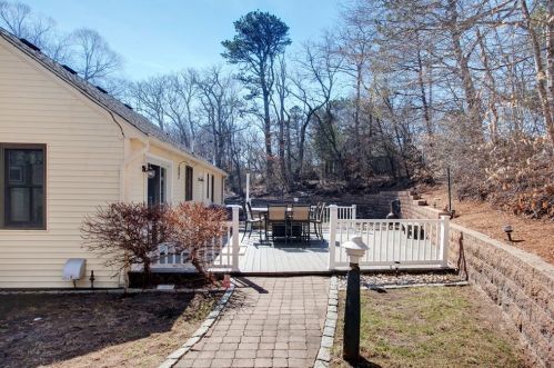 6 Poplar Dr, Mashpee MA 02649-2064 exterior