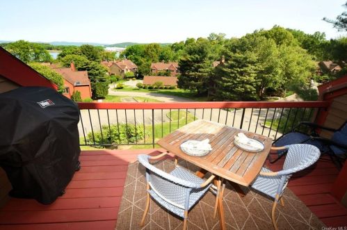 1210 Eagle Bay Dr, Crotonville NY  10562-2355 exterior