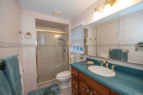 7 Ryder Ct, Huntington Station NY 11746-6142 exterior