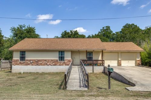 207 Gonzales St, Martindale, TX 78655-3927