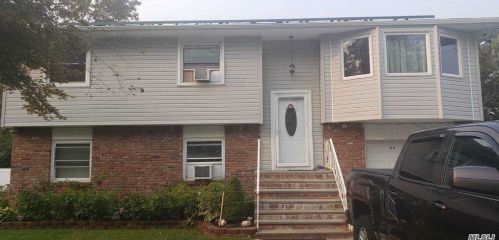 49 Massachusetts Ave, Bayshore, NY 11706-2502