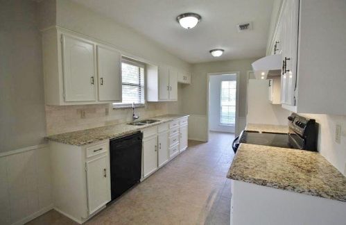 2306 Silver Holly Ln, Richardson TX  75082-4206 exterior