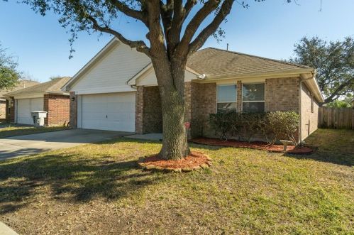 6 Clara Barton Ln, Galveston, TX 77551-1104