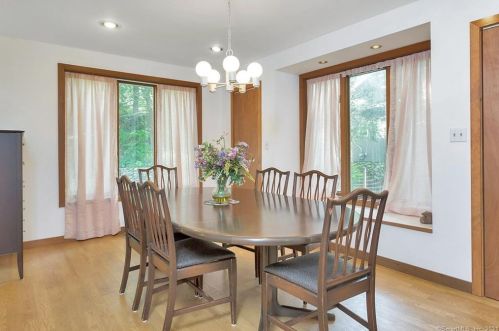 27 Bridge Rd, Upper Stepney CT  06468-2928 exterior