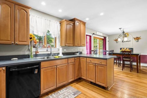 102 Kelly Rd, Wapping CT 06074-3119 exterior