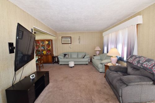 16 Manor Ln, Copiague, NY 11726-5204