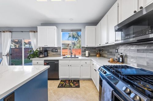 30060 Manzanita Ct, Temecula CA  92591-5546 exterior