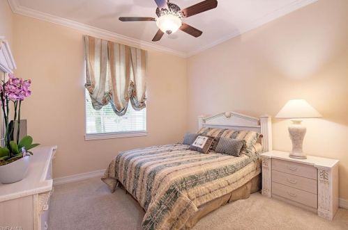 5076 Post Oak Ln, Naples FL  34105-4526 exterior