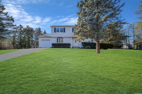 22 Plymouth Ave, Mount Sinai, NY 11766-2622