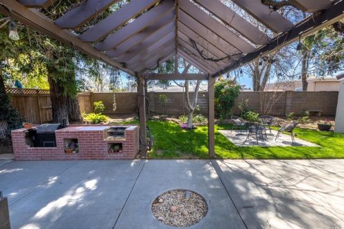 424 Stanford St, Vacaville CA  95687-4653 exterior