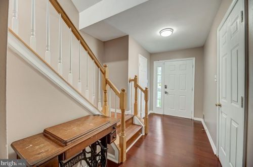 2496 Clover Field Cir, Herndon, VA 20171-4325
