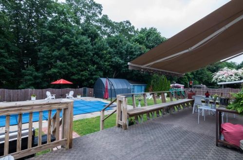 135 Brookside Dr, North Kingstown RI  02852-2005 exterior