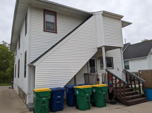 869 Division St, Green Bay, WI 54303-2945