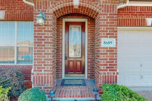 8609 Rugby Dr, Irving TX  75063-9383 exterior