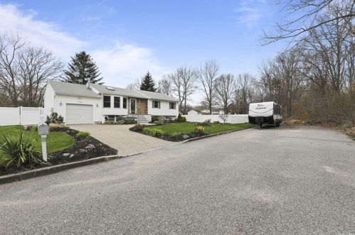 180 7th Ave, Holtsville, NY 11742-2387