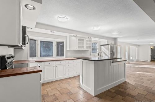 7 Saddle Dr, East Granby, CT 06026-9563