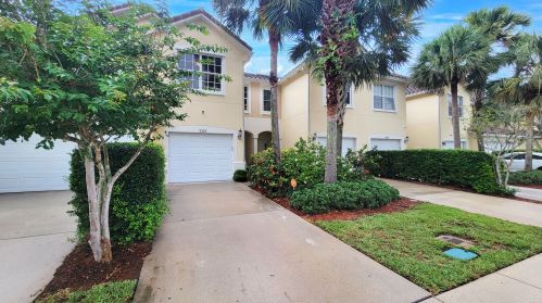 1052 Pinewood Lake Ct, West Palm Beach, FL 33415-1402