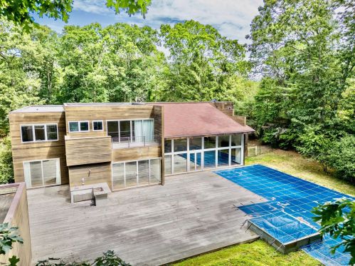 121 Montauk Hwy, East Hampton NY  11937-2802 exterior