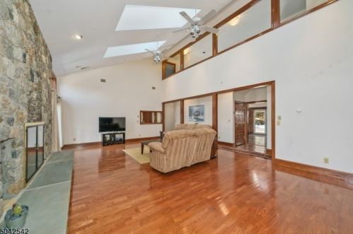 647 Mtn Rd, Sparta NJ  07871-3210 exterior