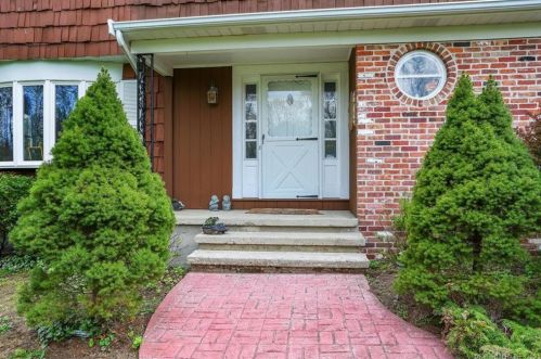7 Carriage Dr, Norwalk, CT 06850-2303