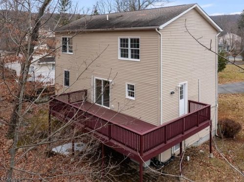 18 Berry Ln, West Milford NJ  07480-3632 exterior