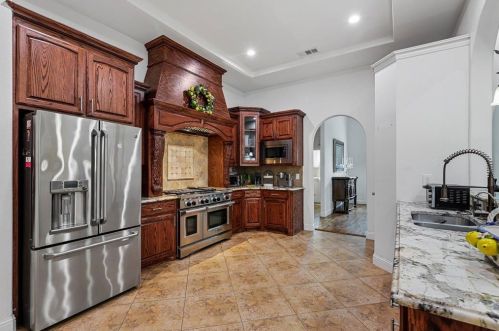 1302 Woodridge Cir, Euless TX  76040-6437 exterior