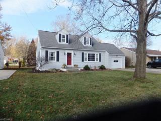 208 Mackinaw Ave, Akron, OH 44333-3863