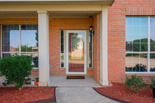 617 Roundrock Ln, Fort Worth, TX 76140-6552